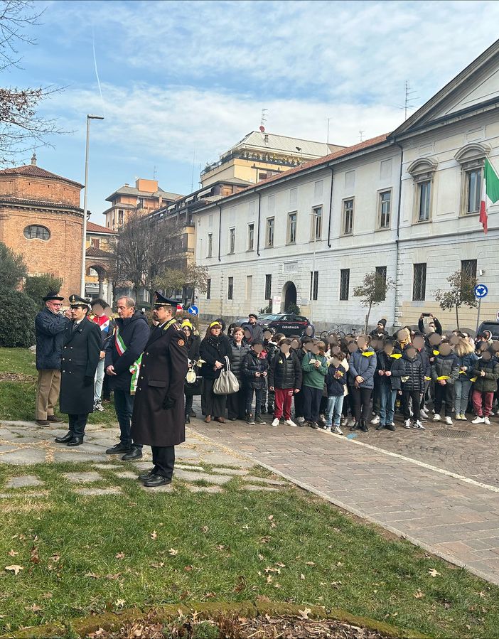 Giornata della Memoria a Busto, la deposizione della corona con i ragazzi di Tommaseo e De Amicis