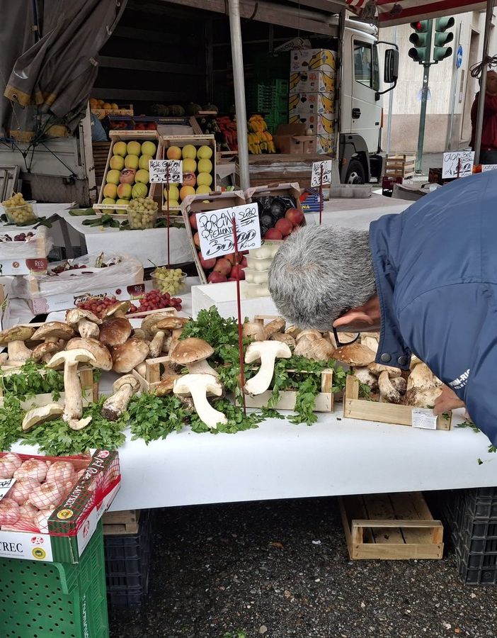 FOTO - La sagra di San Gregorio batte la pioggia e aspetta il sereno, tra stand e storia