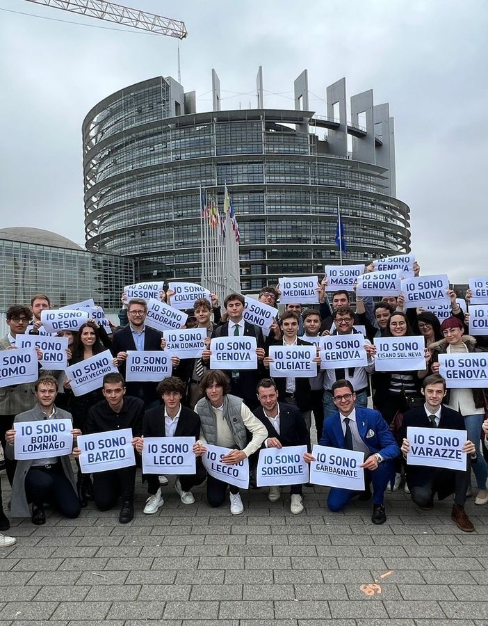 Europa, flash mob Lega Giovani davanti a Europarlamento per tutela identità locali