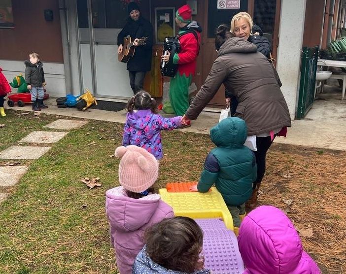 Due musicisti olgiatesi al nido per insegnare ai piccoli a sognare