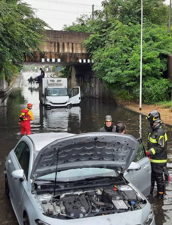 FOTO. Castellanza, due mezzi estratti dal sottopasso allagato di viale Borri