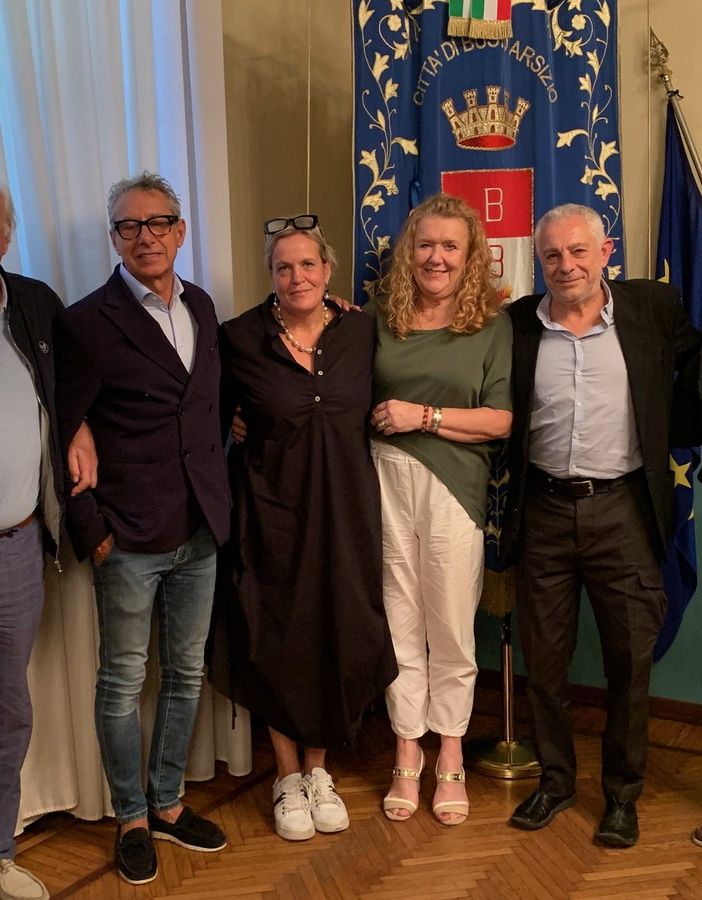 L'assessore Paola Reguzzoni con Raffaella Ganzetti (coordinatrice del centro diurno Belotti Pensa per Società Dolce), il sindaco di Comabbio Mariolino Deplano, l'artista Giuseppe Portella e due rappresentanti dell'associazione culturale Il borgo di Lucio Fontana