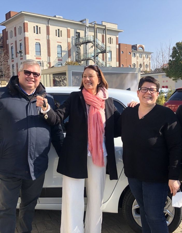 L’auto elettrica con la nuova proprietaria Giovanna Olgiati, accanto al direttore generale Gianfranco Carraro e all’amministratore unico Giuseppina Basilari