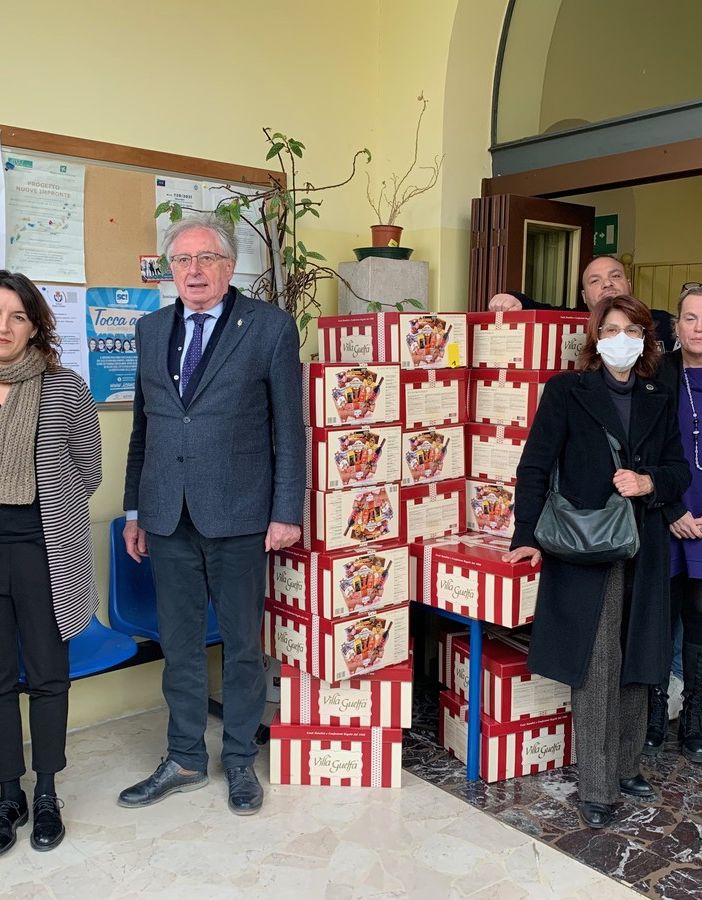 Il Lions Club Castellanza Malpensa dona 25 pacchi di generi alimentari per i bisognosi