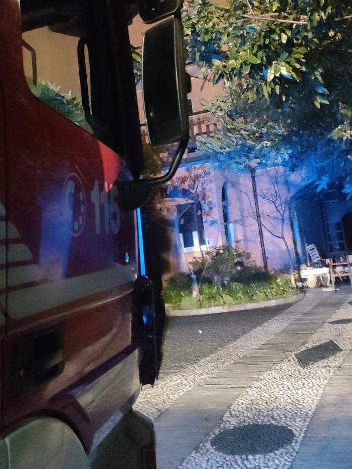 Appartamento in fiamme a Varese, soccorsa una donna