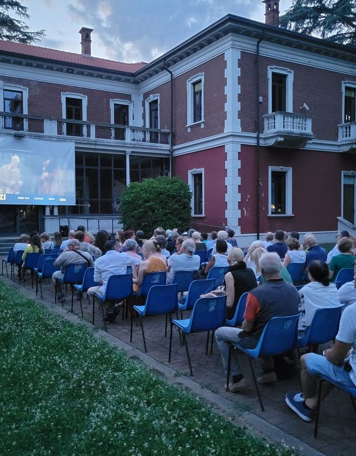 Pubblico numeroso e attento a villa Calcaterra per l'esordio della rassegna estiva all'aperto