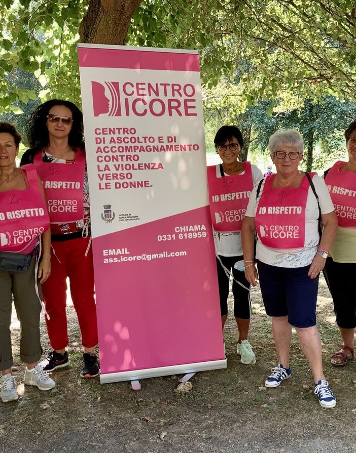 Organizzatori e autorità alla marcia antiviolenza nel Parco del Medio Olona