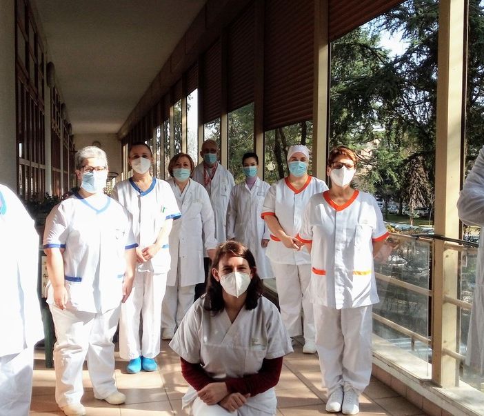 Il dottor Reina e lo staff delle Cure palliative dell'hospice
