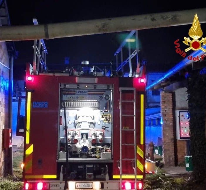 Busto: fiamme in tintoria, intervento notturno dei vigili del fuoco