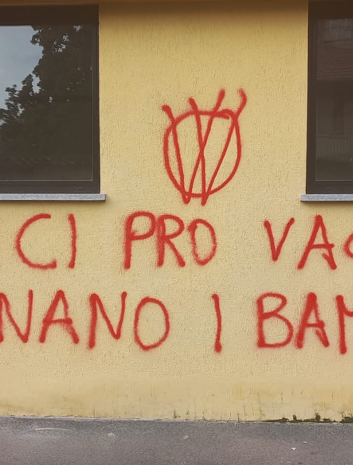 FOTO. Atto vandalico no vax alla sede Pd: «Una violenza a tutta la comunità»