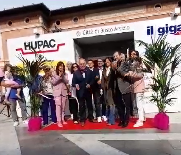 Il taglio del nastro davanti alla clinica mobile, in piazza San Giovanni
