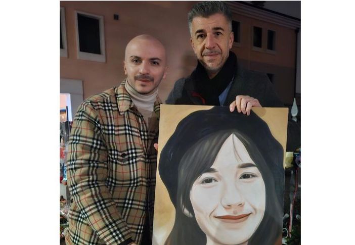 Alfonso Restivo consegna il ritratto di Giulia a papà Gino: «Abbiamo pianto e ci siamo abbracciati»