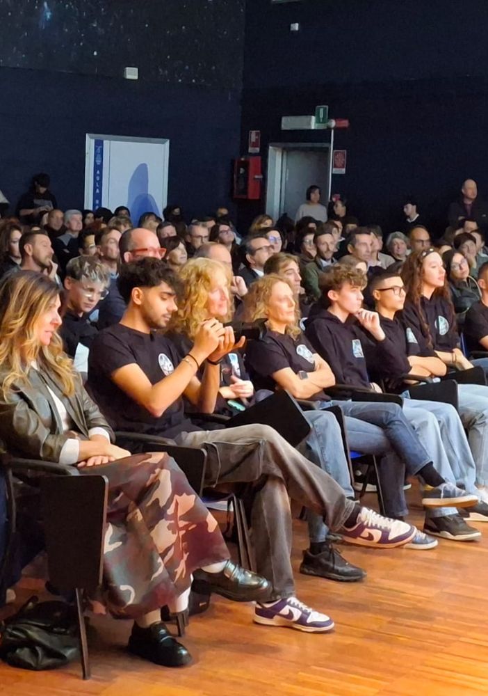I ciclisti di Oltre l'impossibile nelle prime due file di un'aula magna affollata