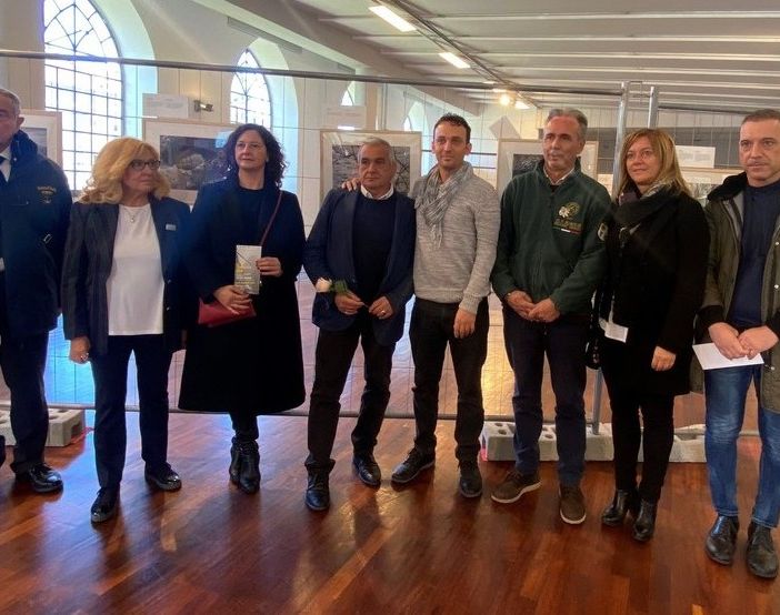 “Si combatteva qui”: la mostra fotografica sulle due guerre mondiali al Museo del Tessile. Ricordando Cristian Tallarida