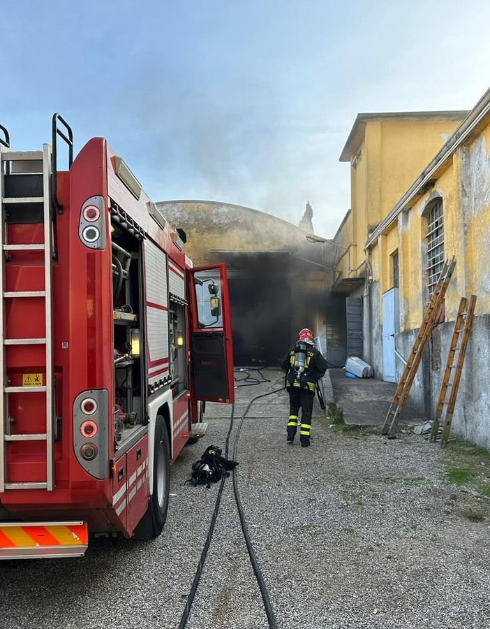 Incendio in una stireria a Somma Lombardo: rogo spento, nessun ferito