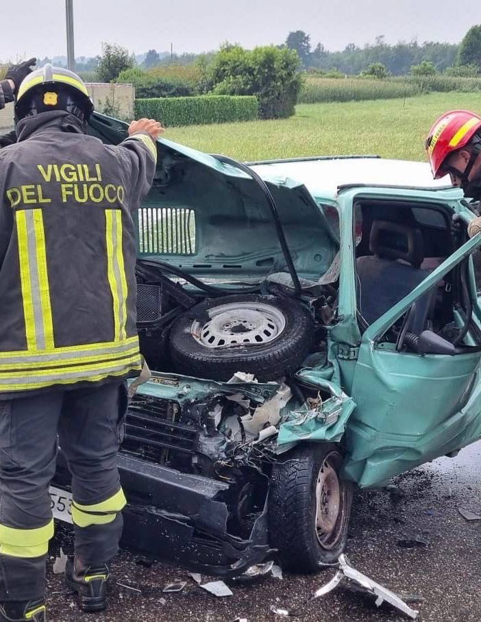 FOTO. Scontro tra un camion e una Panda a Castelseprio. Ferito un uomo di 31 anni
