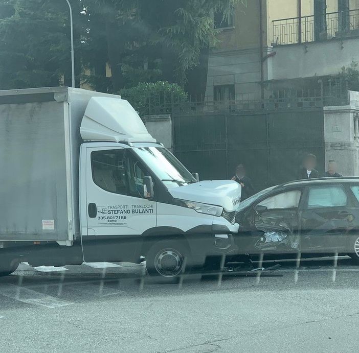 Incidente frontale in via XX Settembre a Busto, soccorsi in azione