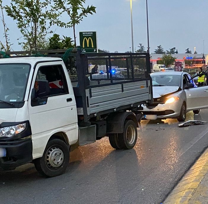 FOTO. Scontro tra un’auto e un camioncino in via Busto Fagnano