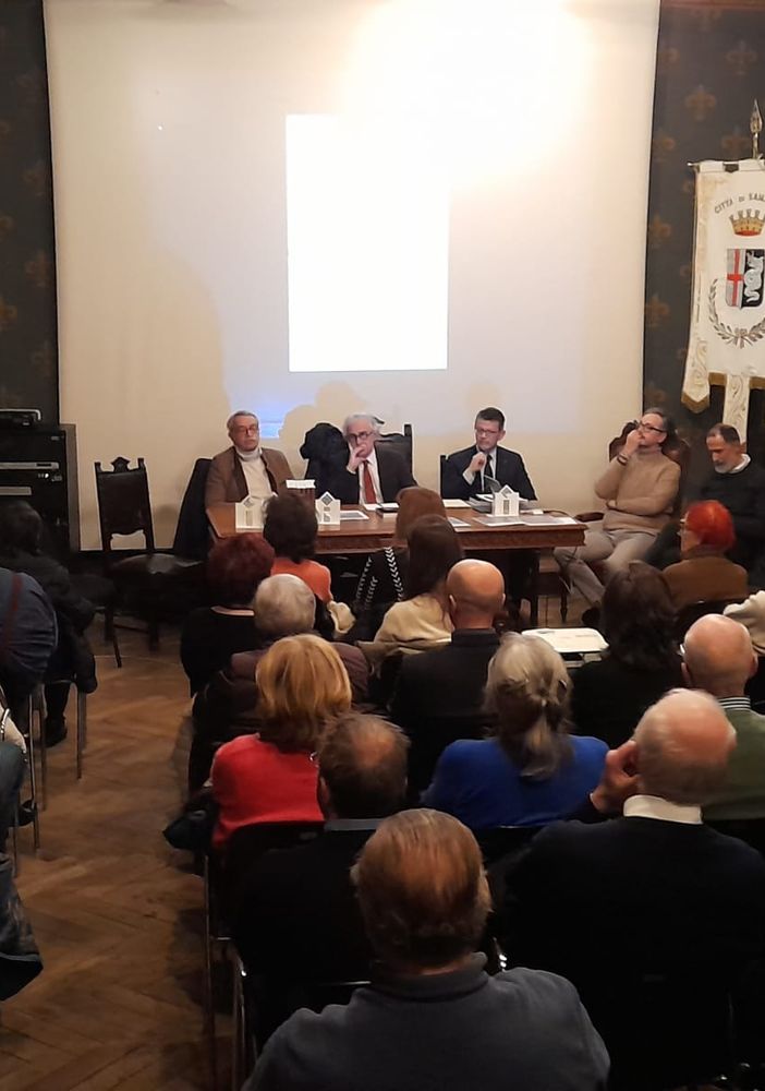 Pubblico numeroso e partecipe alla tavola rotonda su Vittorio Introini