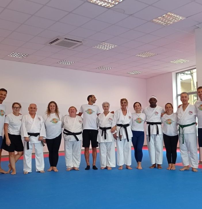 Foto di gruppo con la delegazione portoghese nella palestra Csk