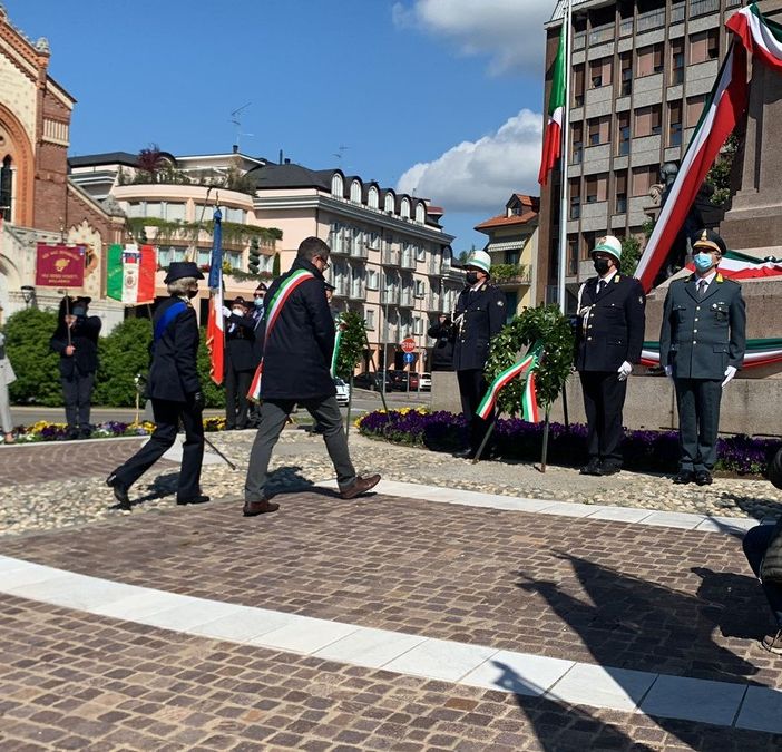 La cerimonia al monumento ai Caduti