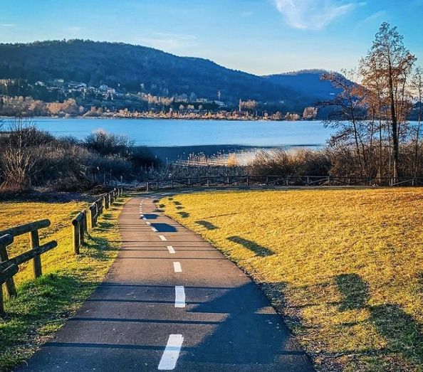 Martedì 1 agosto si pedala sulla Ciclopedonale del lago di Comabbio