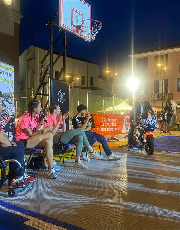 Leonardo Abruzzo riempie piazza Santa Maria e con papà sogna il mondiale di moto GP