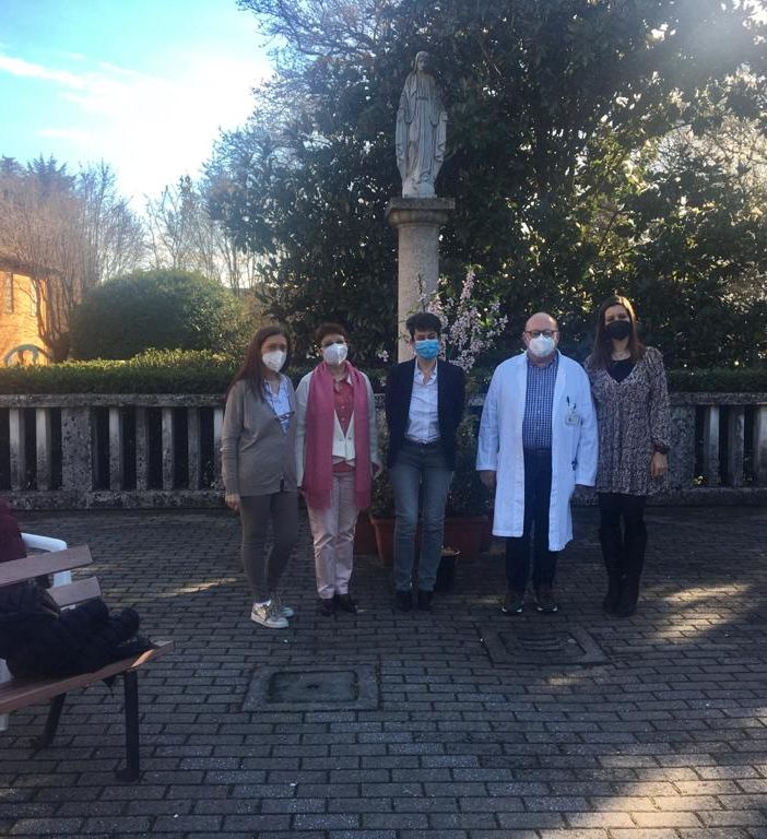 Un momento della cerimonia alla casa di riposo a Lonate Pozzolo