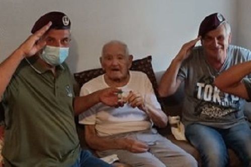 Al centro, Luigi Cassinotti. L'omaggio al reduce in occasione dei suoi cent'anni