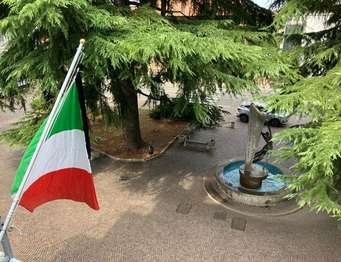 La bandiera listata a lutto, a Samarate