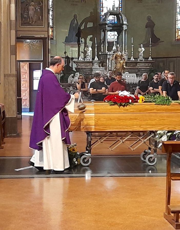 Cardano al Campo, saluto commosso a Michele Valente