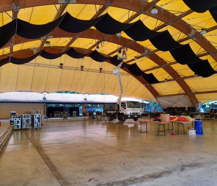 La preparazione dell'area feste per il Woodoo 2023