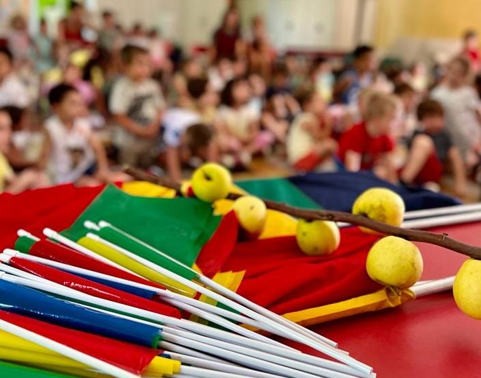 Bandiere paliesche e giovanissimi partecipanti