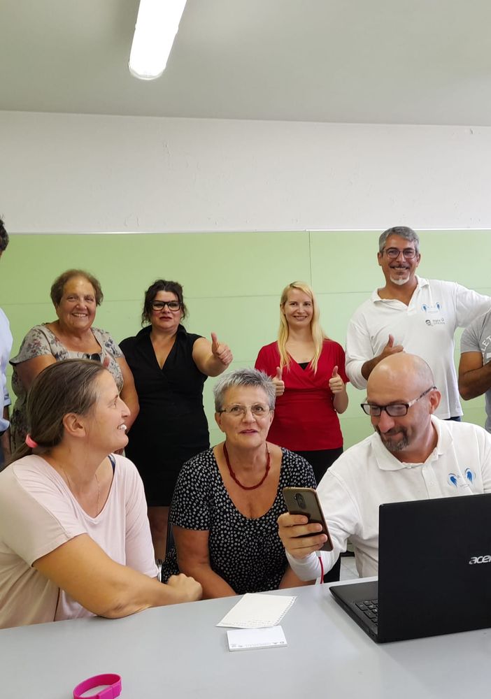 Tutti uniti dal riuso e dalla diagnosi gratuita sui dispositivi (in piedi, al centro, gli assessori Farinon e Alampi, alla loro destra De Cinque e Cimino)