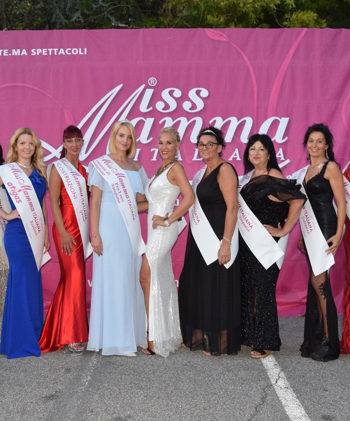 Le 10 mamme della provincia di Varese premiate, in compagnia di Laura Di Pietro