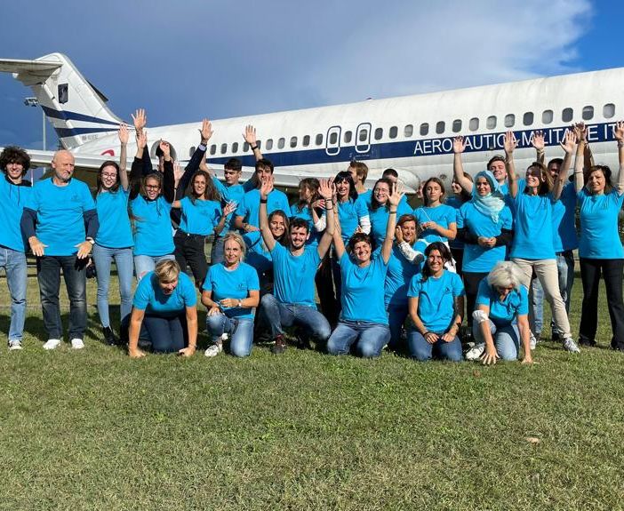 La presidente di Mai Paura, Emanuela Bossi, con un gruppo di instancabili volontari