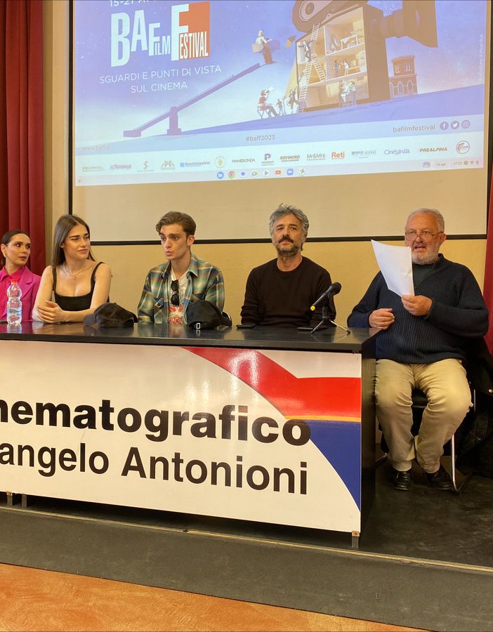 VIDEO. Il cast di Mare Fuori arriva a Busto. Con una conferma: «Ciro è morto»