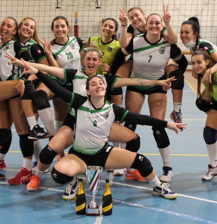 La gioia delle ragazze del Volley Marnate. Anche la presidente Ivana Ferrario è finita in mezzo ai festeggiamenti