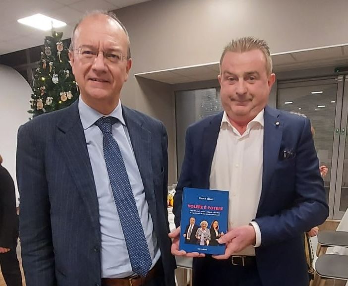 Mauro Ghisellini, direttore di Acof, con il ministro Giuseppe Valditara, al quale ha consegnato il libro “Volere è Potere”