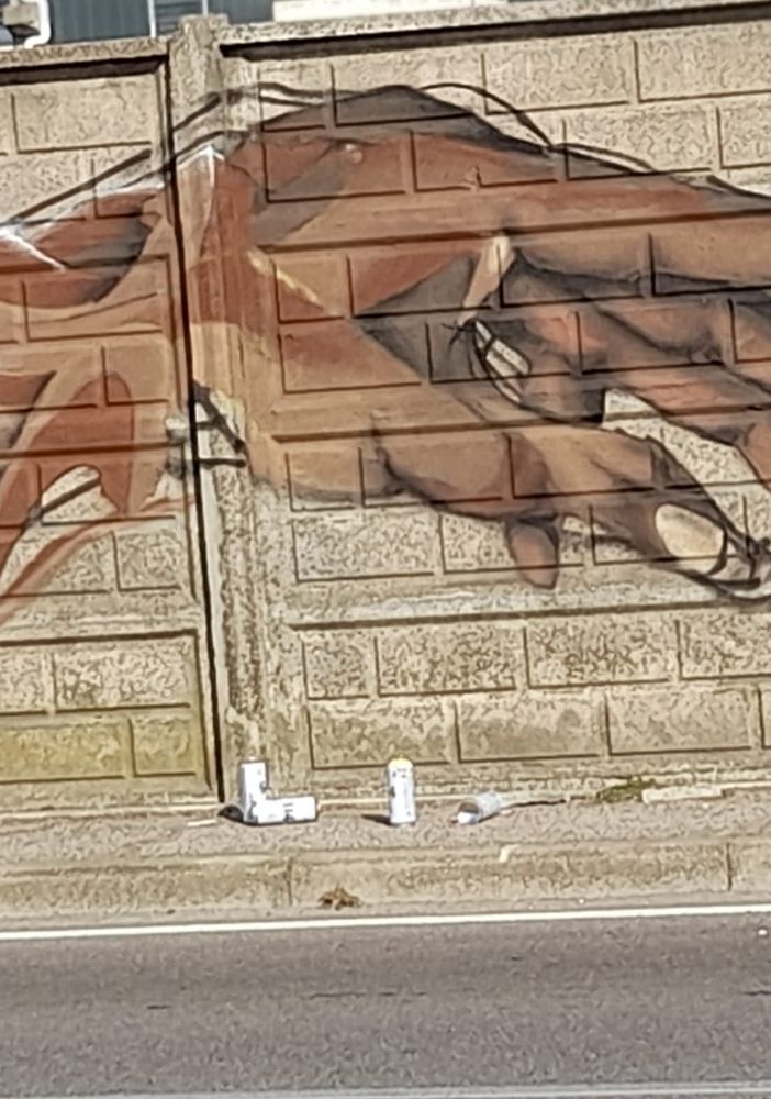 Giovani artisti all'opera in via Menotti (anche nelle immagini in fondo all'articolo con il gazebo allestito dall'associazione Comitato di Quartiere)