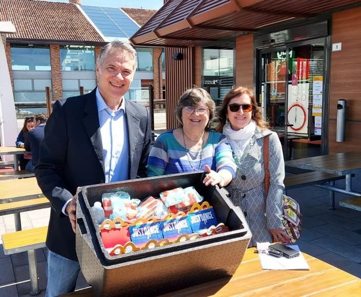 A Tradate McDonald’s e Fondazione Ronald McDonald donano 25 pasti caldi a settimana