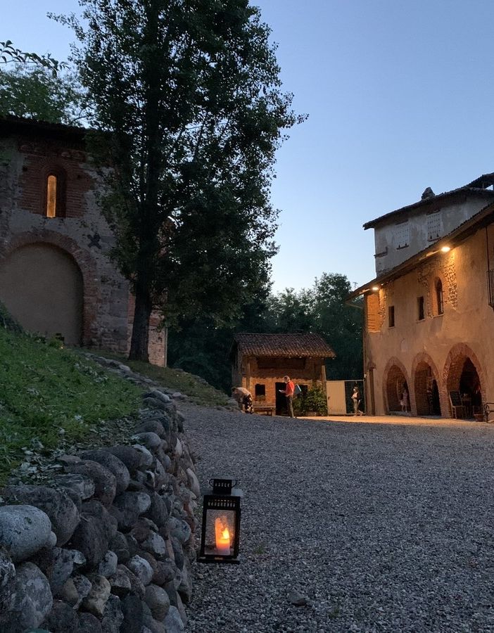 Nella foto il Monastero di Torba. Sotto: Casa Macchi, Villa Della Porta Bozzolo e Villa Panza