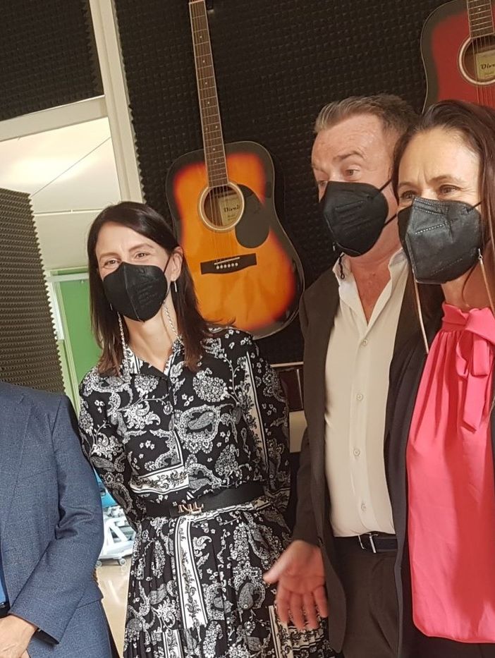 Nelle foto: la dirigente scolastica Viviana Colombo, il suo vice Emilio Bonvini e i direttori di Acof, Mauro e Cinzia Ghisellini, negli spazi della scuola Montessori di via Damiano Chiesa a Castellanza