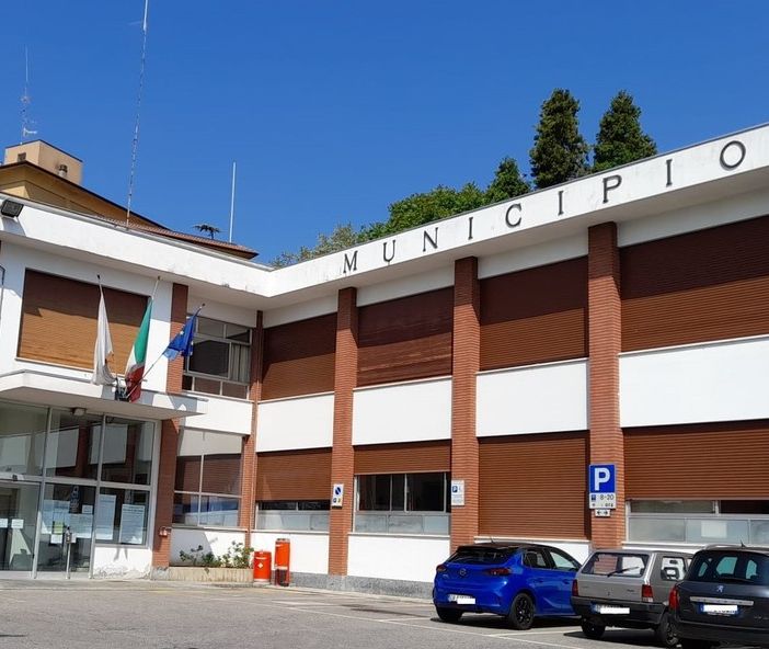 Consiglio comunale e sindrome del pappagallo: “beccate” a Cassano Magnago