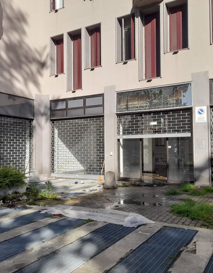 Parte dei guai del condominio sono intuibili anche osservando dall'esterno dell'immobile