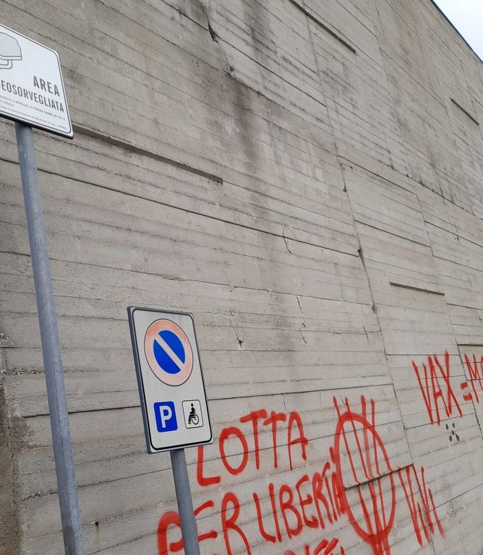 Il cartello che indica l'area videosorvegliata non ha scoraggiato l'autore, o gli autori, delle scritte