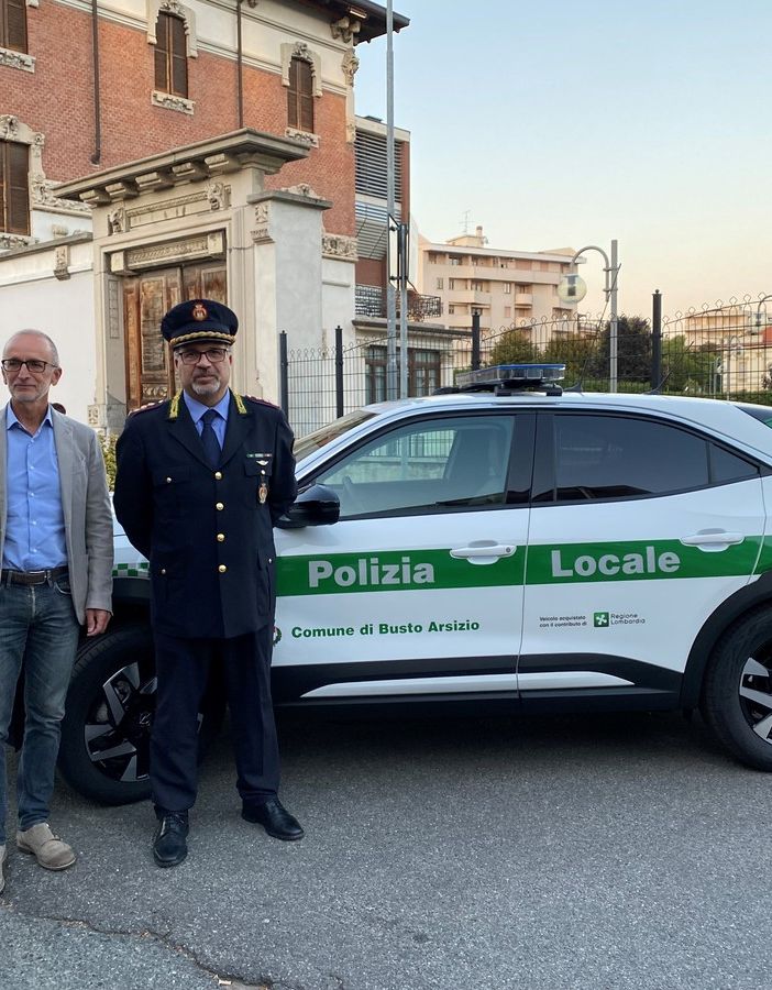 L'assessore Salvatore Loschiavo con il comandante della polizia locale e il proprietario di Riccardi Auto L'assessore Salvatore Loschiavo con il comandante della polizia locale e il proprietario di Riccardi Auto