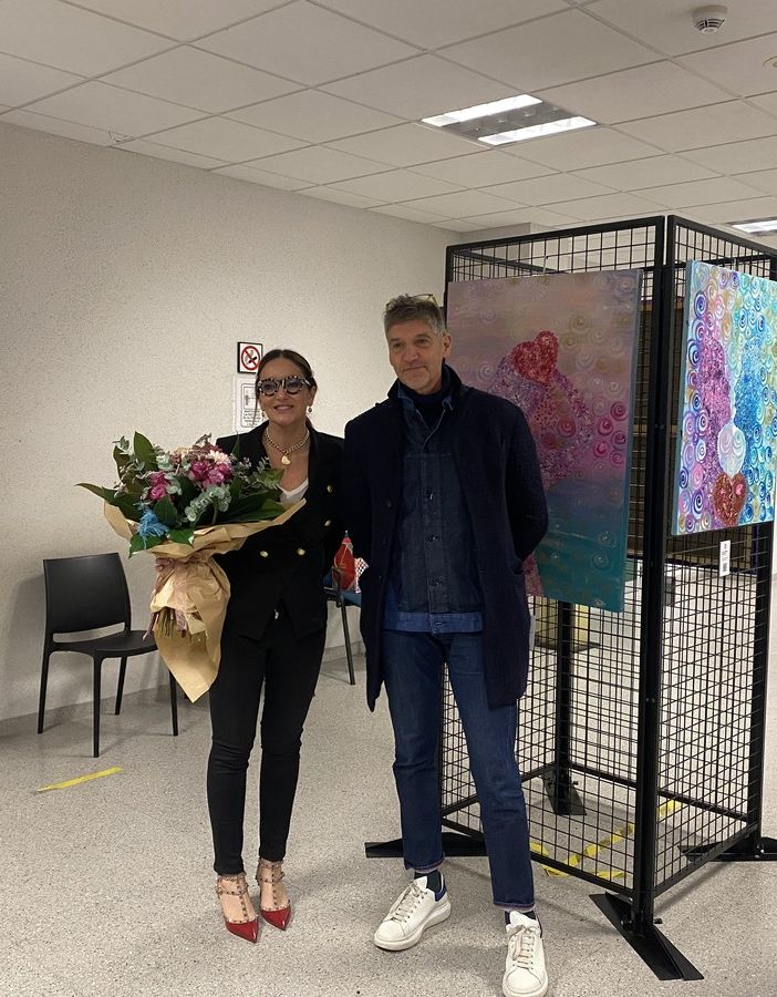 Le opere di Fridami esposte nel tribunale di Busto Arsizio: «Un messaggio di amore che salva all’interno delle mura fredde di un tribunale»