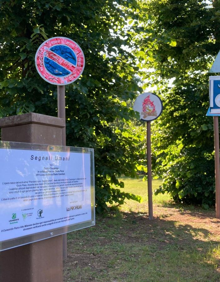 Anche gli studenti del liceo Candiani hanno provato a educare i cittadini nel parco, con appositi segnali
