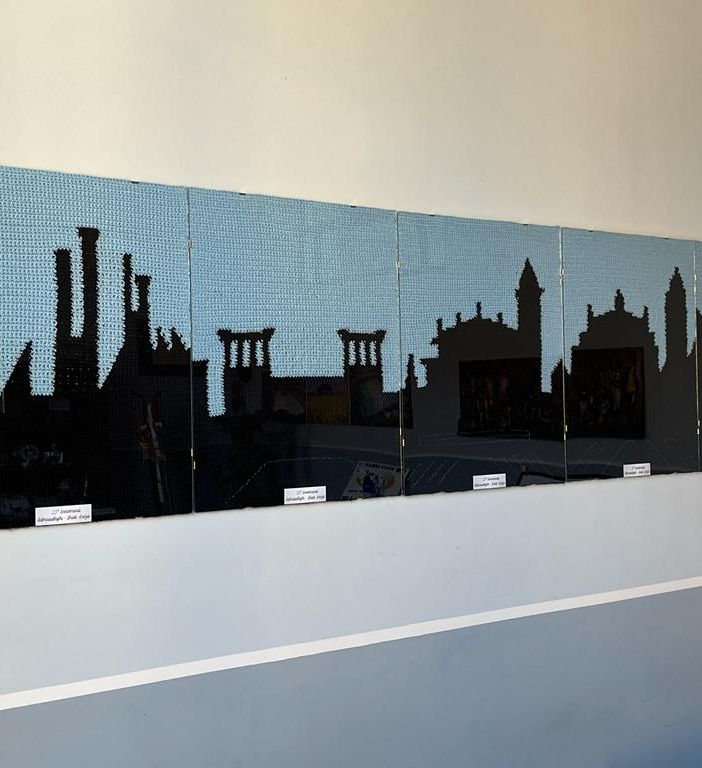 Lo skyline di Busto all'uncinetto: il dono alla città delle Federcasalinghe per i 25 anni